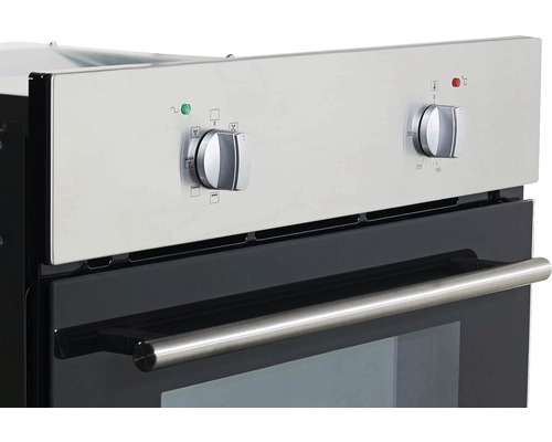 Gros plan d''un four avec boutons de commande et poignée