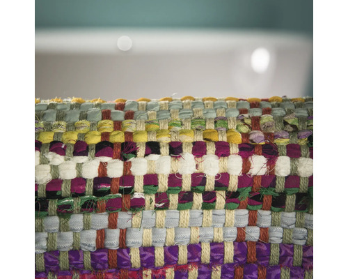 Gros plan d''un tapis tissé avec différentes couleurs et textures