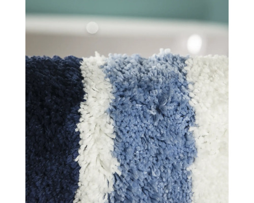 Vue détaillée d''un tapis de bain à rayures