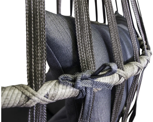 Gros plan d''un fauteuil suspendu avec cadre tressé et coussin