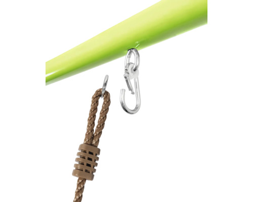 Gros plan d''une suspension de balançoire avec corde, mousqueton et barre verte