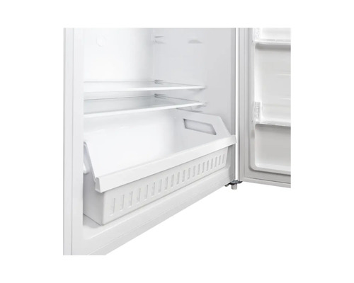 Innenansicht eines Kühlschranks mit Regalen und Gemüsefach