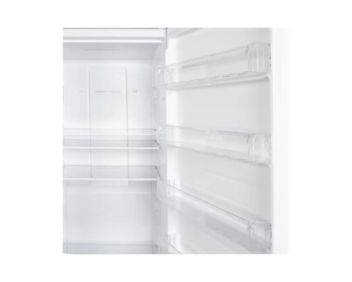 Innenansicht eines Kühlschranks mit Regalböden und Türfächern