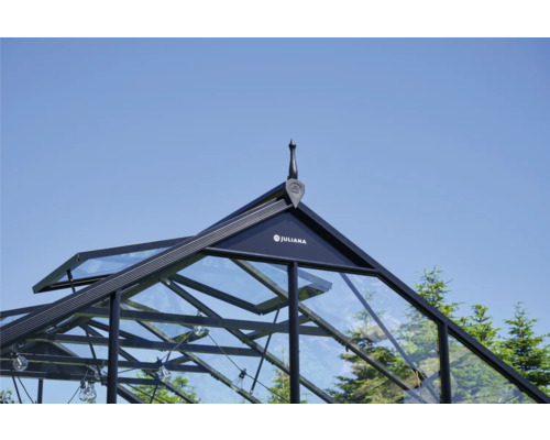 Vue détaillée du pignon d''une serre avec le logo Juliana