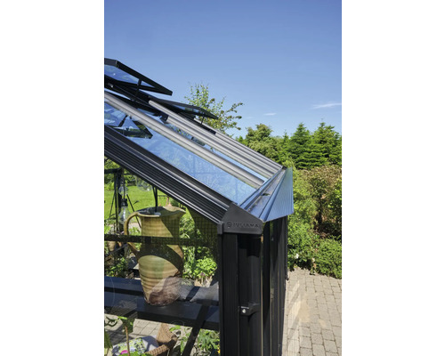 Vue détaillée d''une serre avec toit en verre et fenêtres d''aération