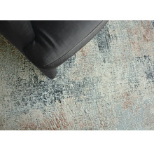 Vue détaillée d''un tapis à motif abstrait sous un meuble