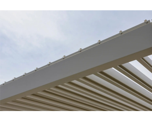 Gros plan d''une pergola blanche avec des lamelles pour le jardin