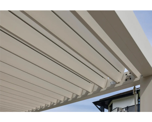 Vue détaillée d''une pergola avec des lamelles réglables pour un contrôle personnalisé de la lumière.