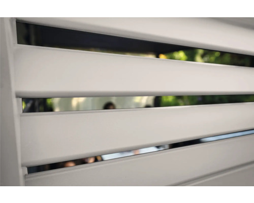 Gros plan d''un écran de confidentialité à lamelles