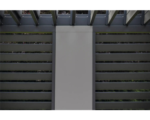 Vue détaillée d''une pergola avec structure à lamelles