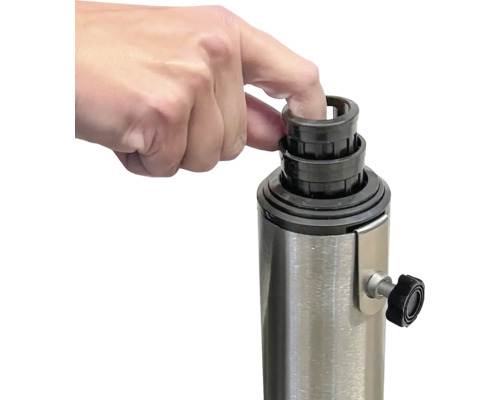 Gros plan d''une main actionnant un pied de parasol