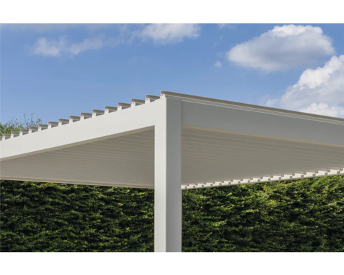 Vue détaillée d''un toit de terrasse en aluminium avec des lamelles