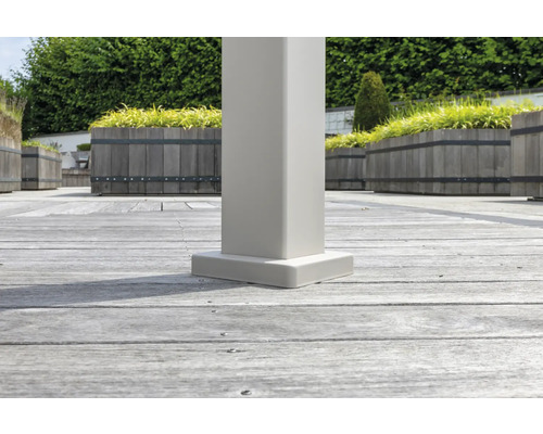 Gros plan d''un poteau de pavillon sur une terrasse en bois avec des jardinières en arrière-plan