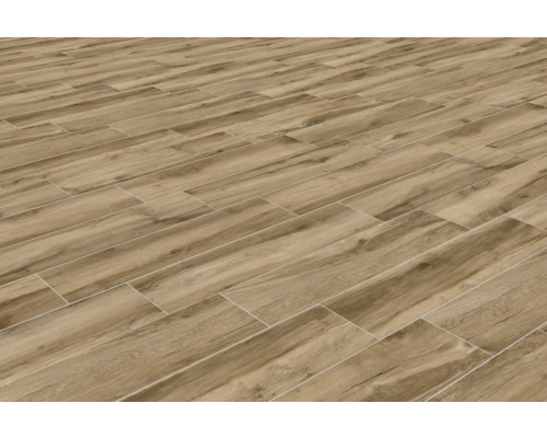 Verlegter Boden mit Fliesen in Holzoptik.