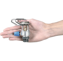 Une main tenant un réchaud de camping portable