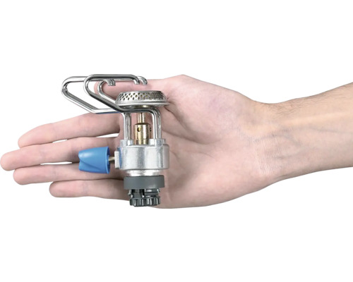 Une main tenant un réchaud de camping portable