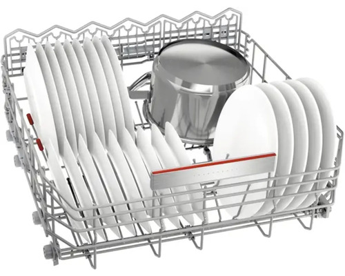 Intérieur de lave-vaisselle avec vaisselle et casserole
