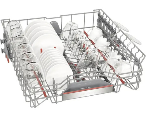 Panier de lave-vaisselle avec vaisselle et verres
