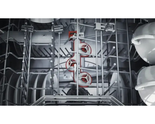 Intérieur d''un lave-vaisselle avec de la vaisselle et bras gicleur