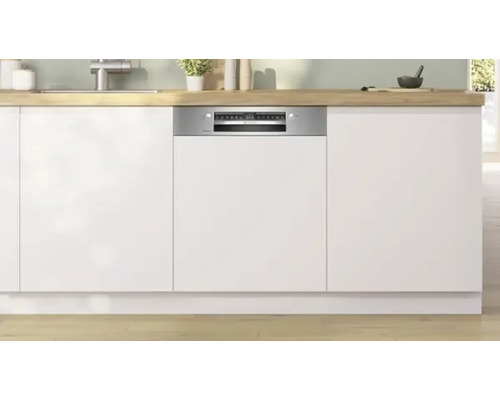 Einbaugeschirrspüler in einer modernen Küche