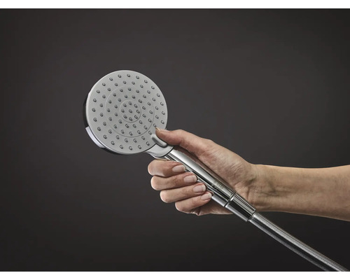 Douchette avec pommeau de douche rond tenue à la main.