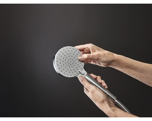 Douchette à main tenue dans la main