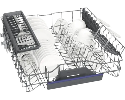 Panier de lave-vaisselle avec assiettes, verres et couverts