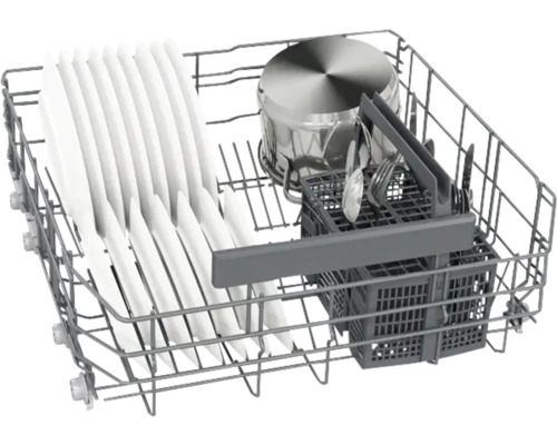 Panier supérieur de lave-vaisselle avec vaisselle et casserole