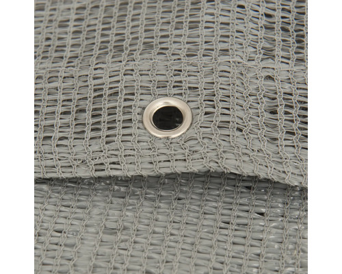 Detailaufnahme eines grauen Sonnenschutznetzes mit Öse.