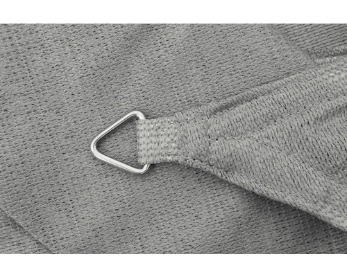 Detailansicht eines Sonnensegels mit dreieckigem Metallring zur Befestigung