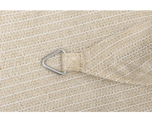 Detailaufnahme eines Sonnensegels mit Metallring zur Befestigung