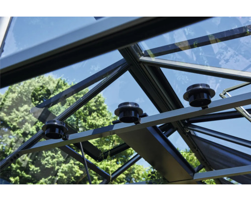 Vue intérieure d''une serre avec système de ventilation