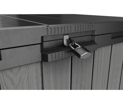 Detailansicht einer abschliessbaren Gartenbox mit Vorhängeschloss