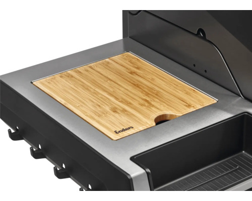 Planche à découper Enders en bambou sur une table de grill