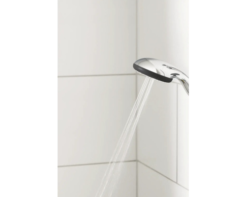 Douchette avec jet d''eau sur fond de carreaux blancs