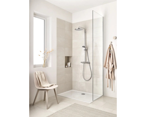 Douche à l''italienne avec robinetterie de douche, receveur et paroi de douche en verre dans une salle de bain lumineuse