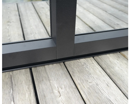 Vue détaillée d''un cadre de fenêtre noir sur une terrasse en bois