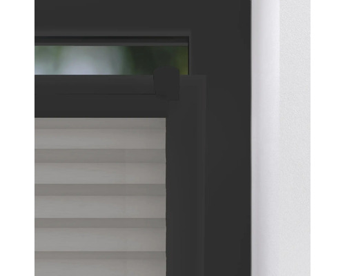 Nahaufnahme eines Plissees am Fenster