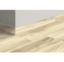 Pose de plinthes sur un plancher en bois