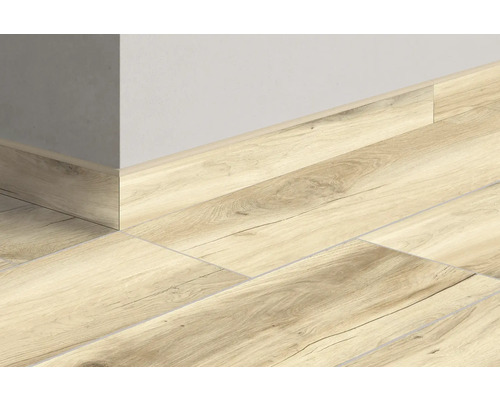 Verlegung von Sockelleisten auf einem Holzboden