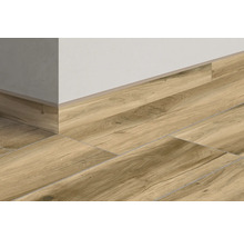 Carrelage de sol aspect bois avec plinthe assortie sur un mur