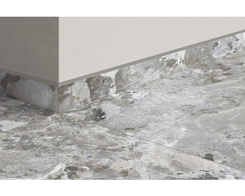 Detailaufnahme eines Raumes mit Fliesen und Sockelleisten in Steinoptik