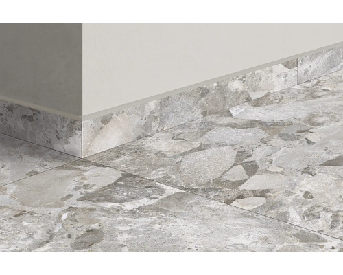 Gros plan de carrelage au sol et de plinthes en intérieur