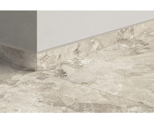 Coin de pièce avec plinthes et carrelage