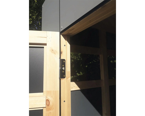 Gros plan sur une porte en bois avec une charnière en métal sur un abri de jardin