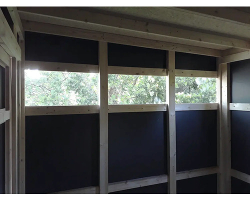 Vue intérieure d''une maison en bois avec des ouvertures de fenêtres et des panneaux muraux sombres