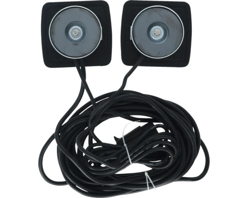 Zwei Lautsprecher mit Kabel