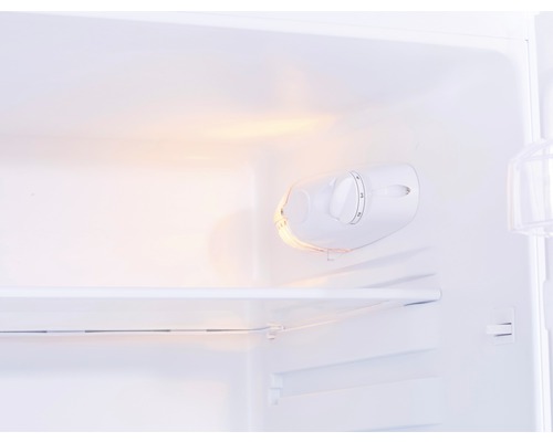 Vue intérieure d''un réfrigérateur avec thermostat et étagères