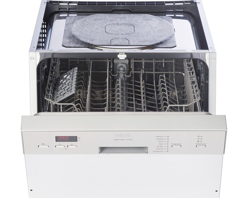 Vue intérieure d''un lave-vaisselle avec porte ouverte.