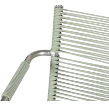 Vue détaillée d''une chaise avec une assise en cordes et un cadre en métal.